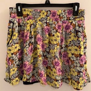 Floral flowy mini skirt with pockets